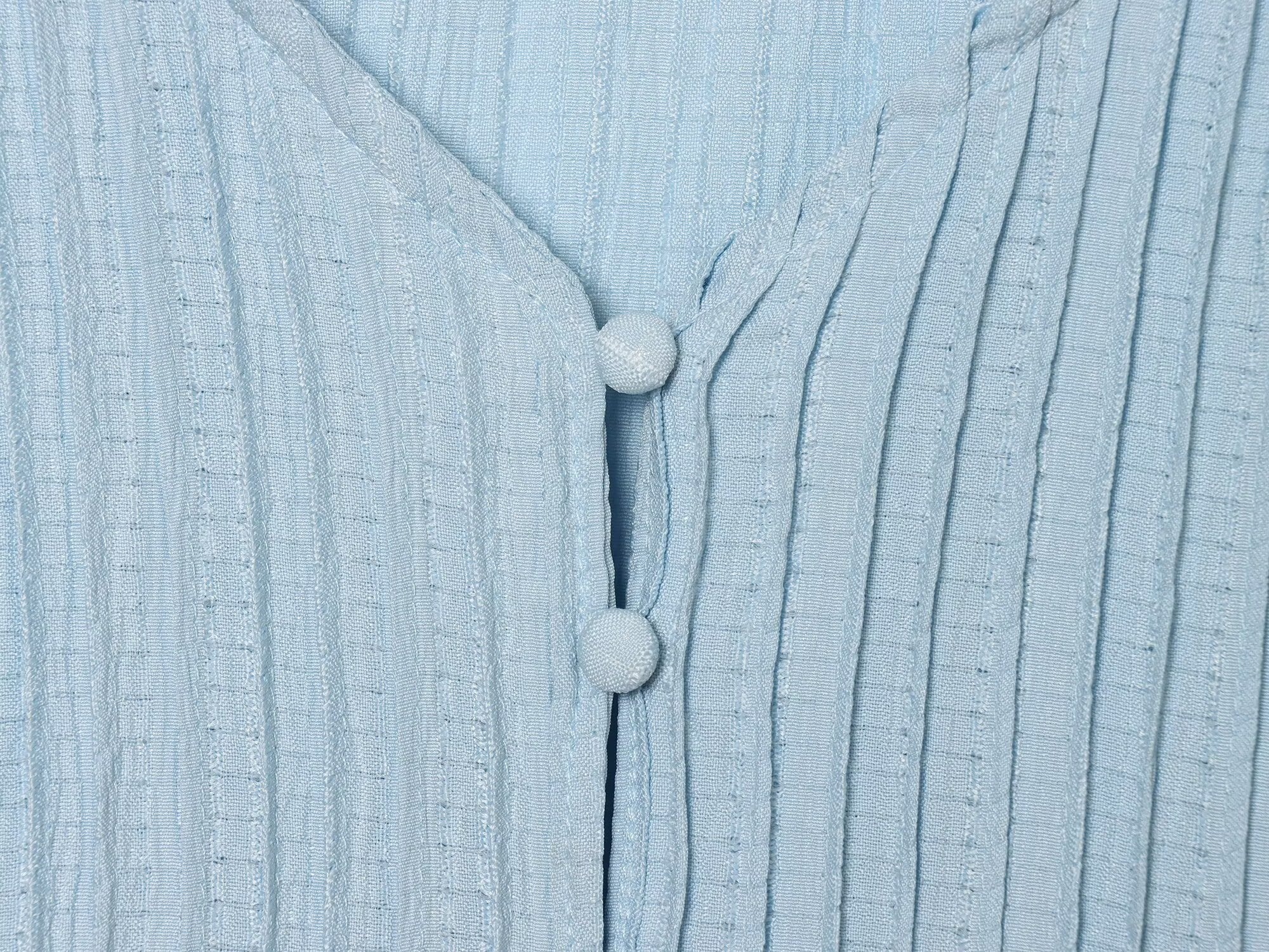 Women's contrasting embroidered V-neck shirt