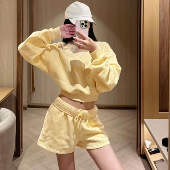 2026 women's new casual Joker O-neck sweater casual shorts suit