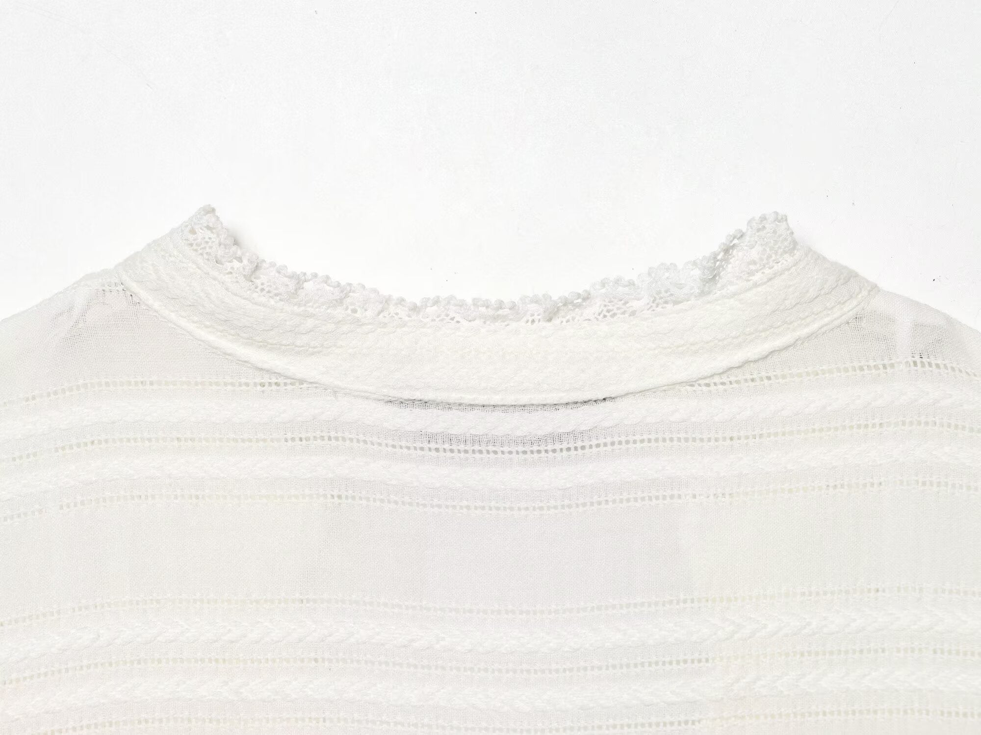 Women's lace decoration short V-neck shirt